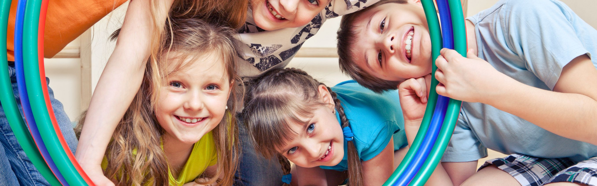 Kindergruppe mit Reifen
